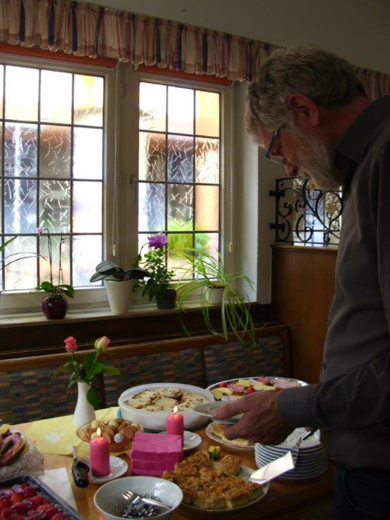 Fröhliche Runde an der Tafel im Kirchenfoyer